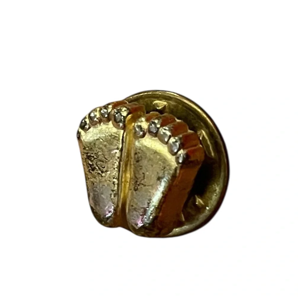 V. Evers 1979 Tiny Gold Tone Baby Feet Footprints Pinback Lapel Pin Newborn‎